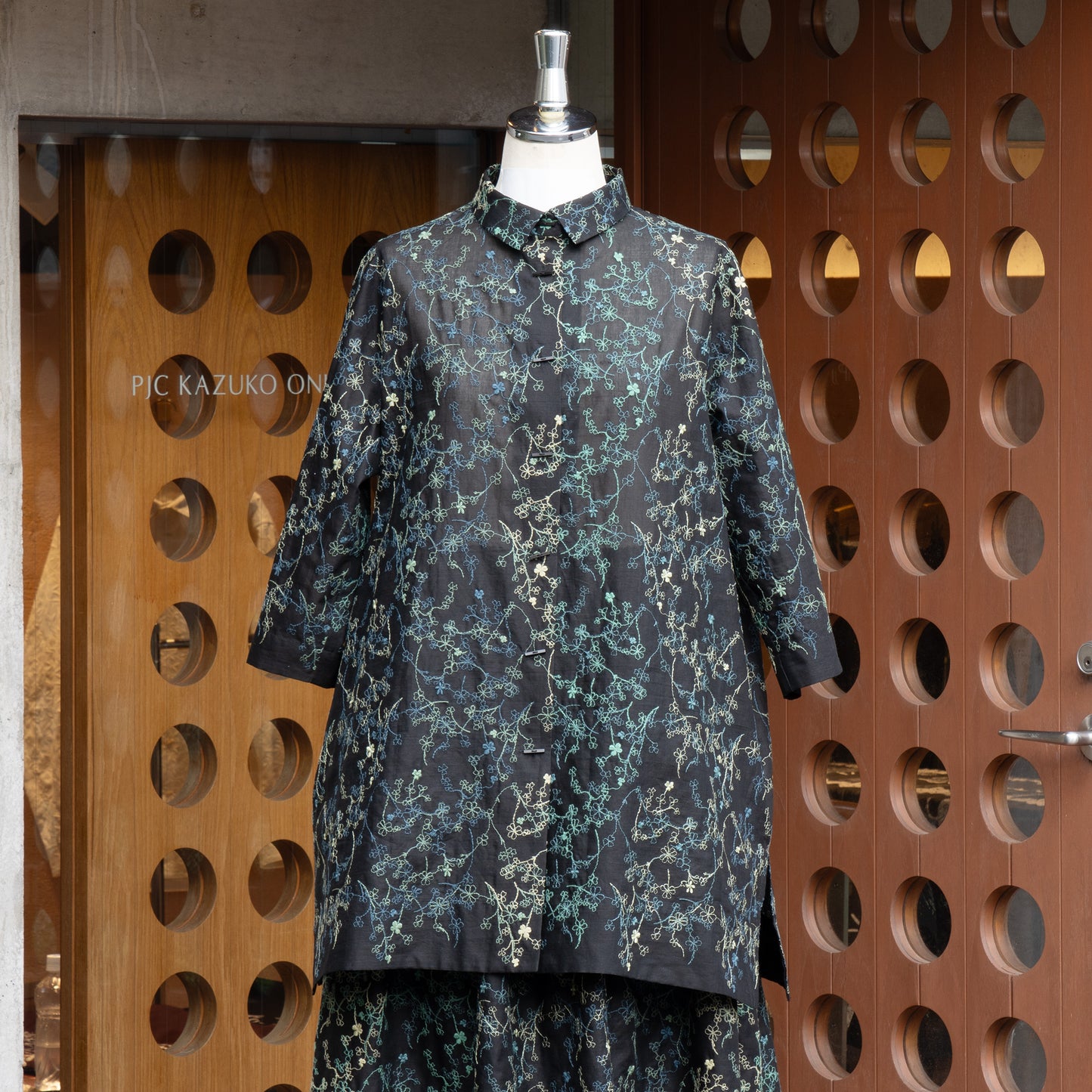 クローバーの草むら ロングシャツ