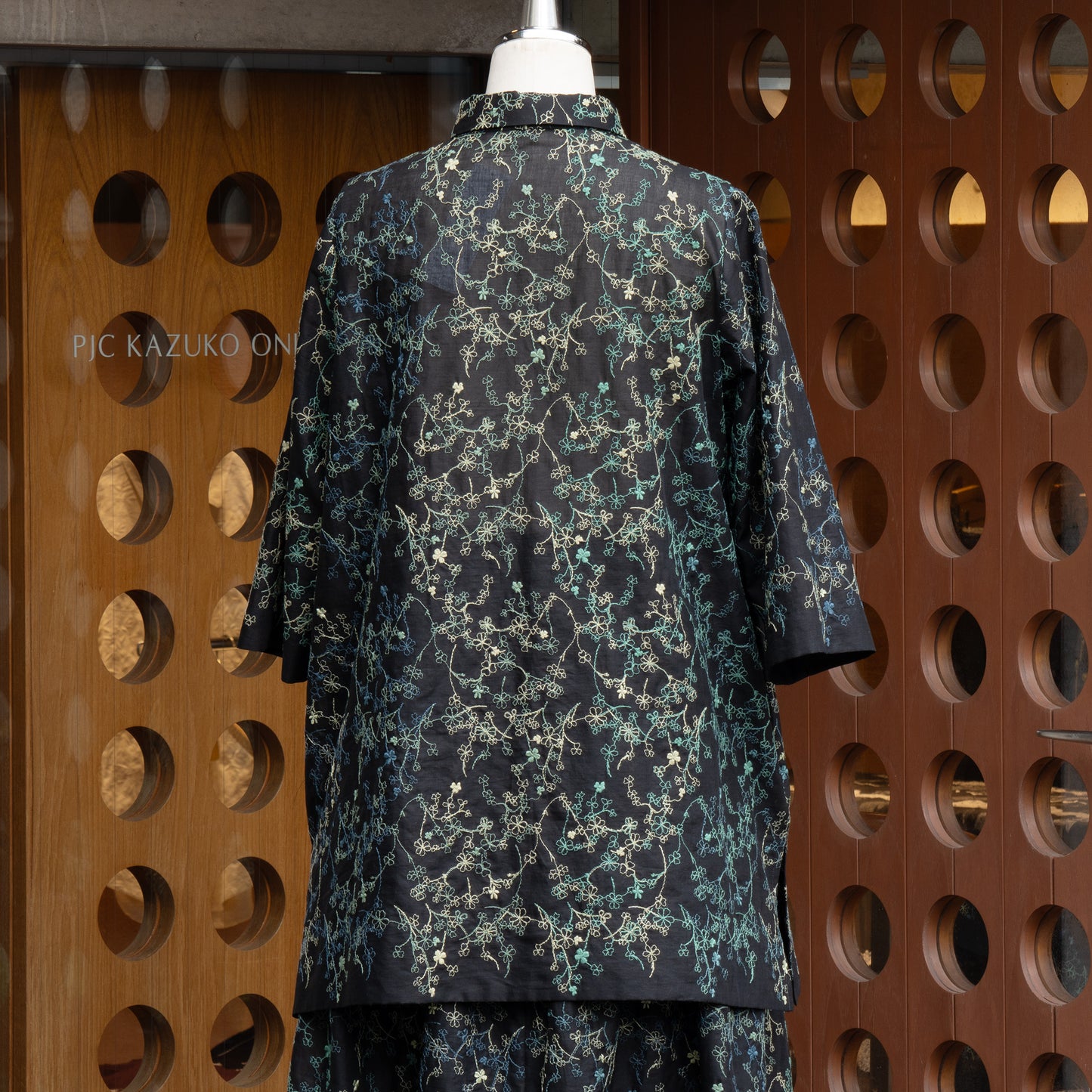 クローバーの草むら ロングシャツ