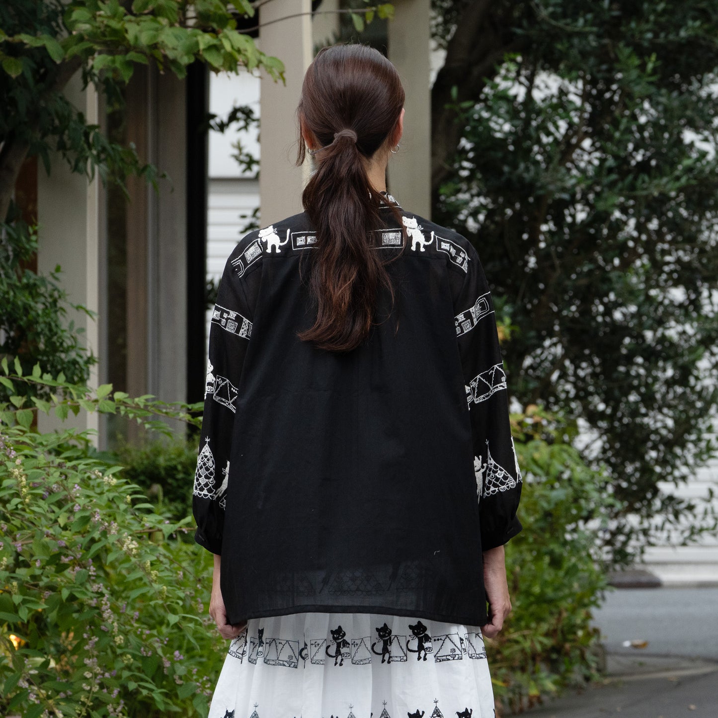 街クロッチレーステープ柄 オーバーブラウス 黒×生成