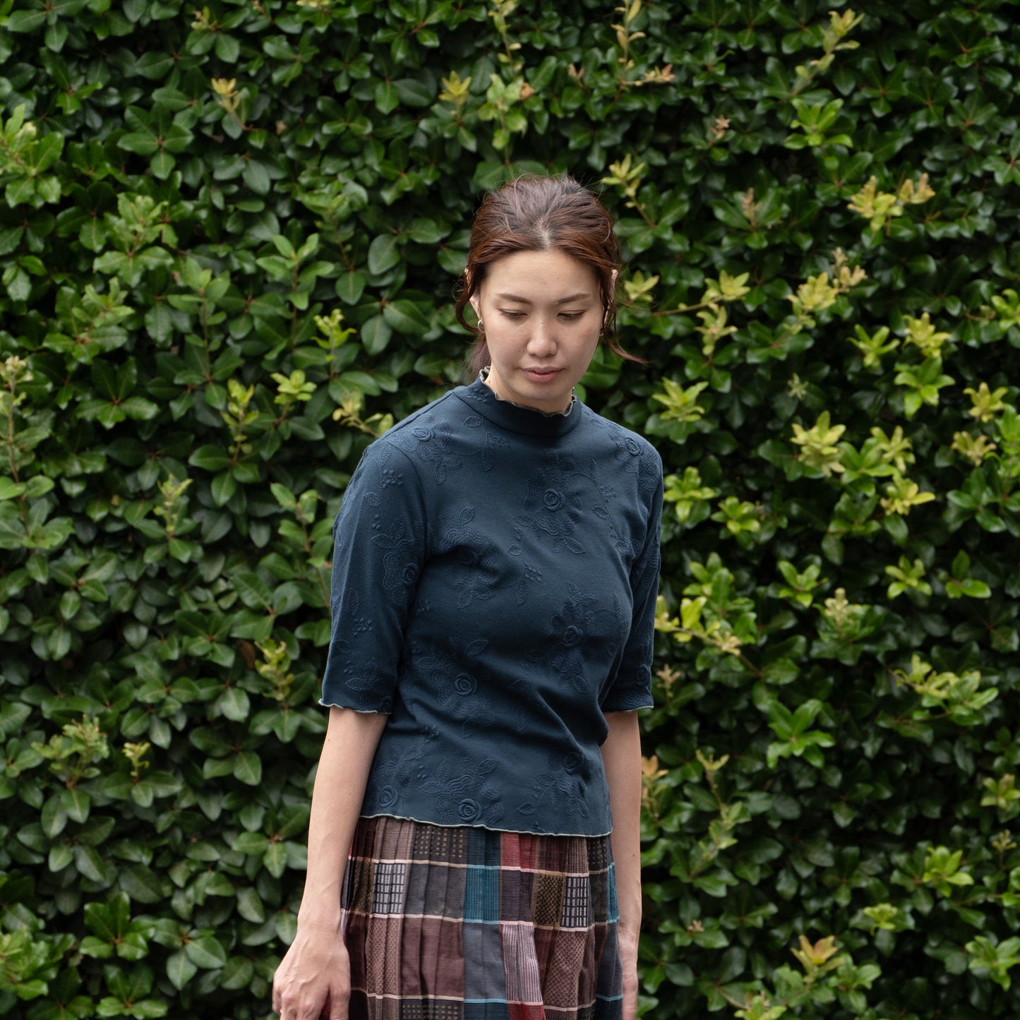 木の実バラ スタンドネック半袖Tシャツ ナイトグリーン
