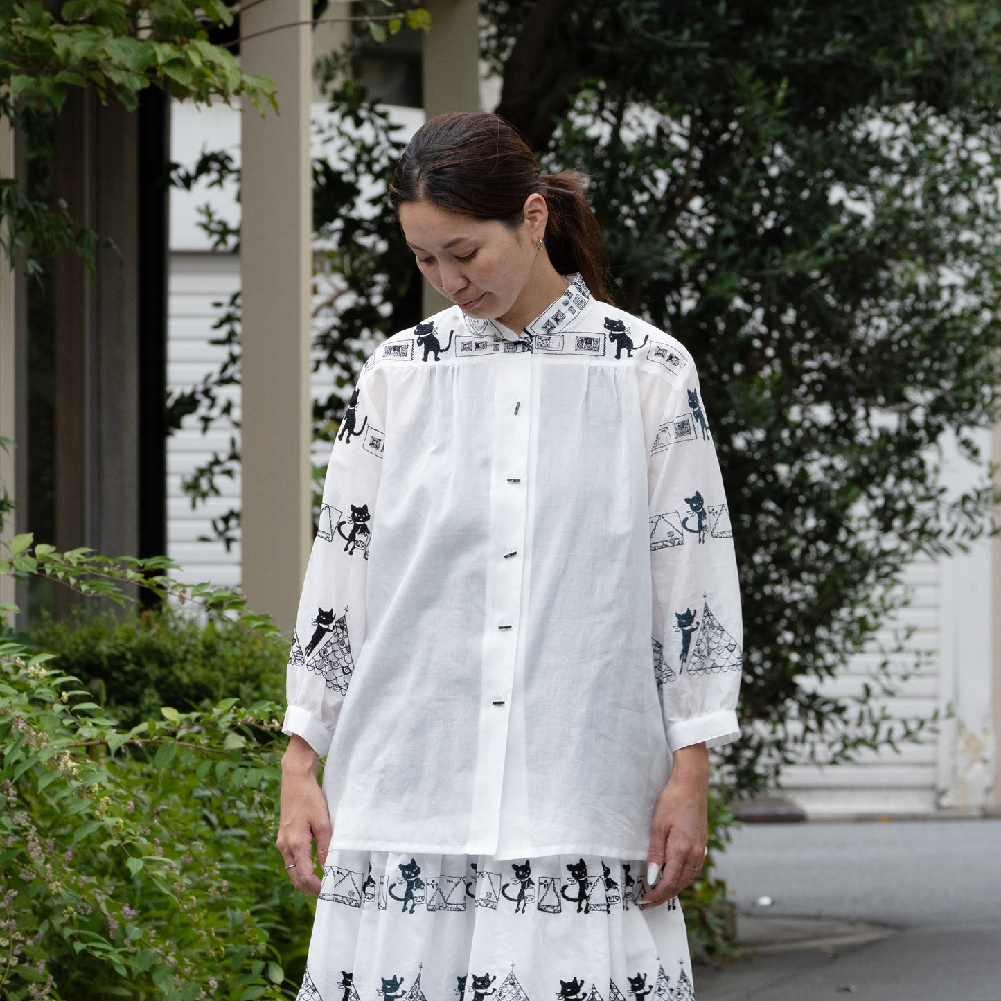 街クロッチレーステープ柄 オーバーブラウス 白×黒