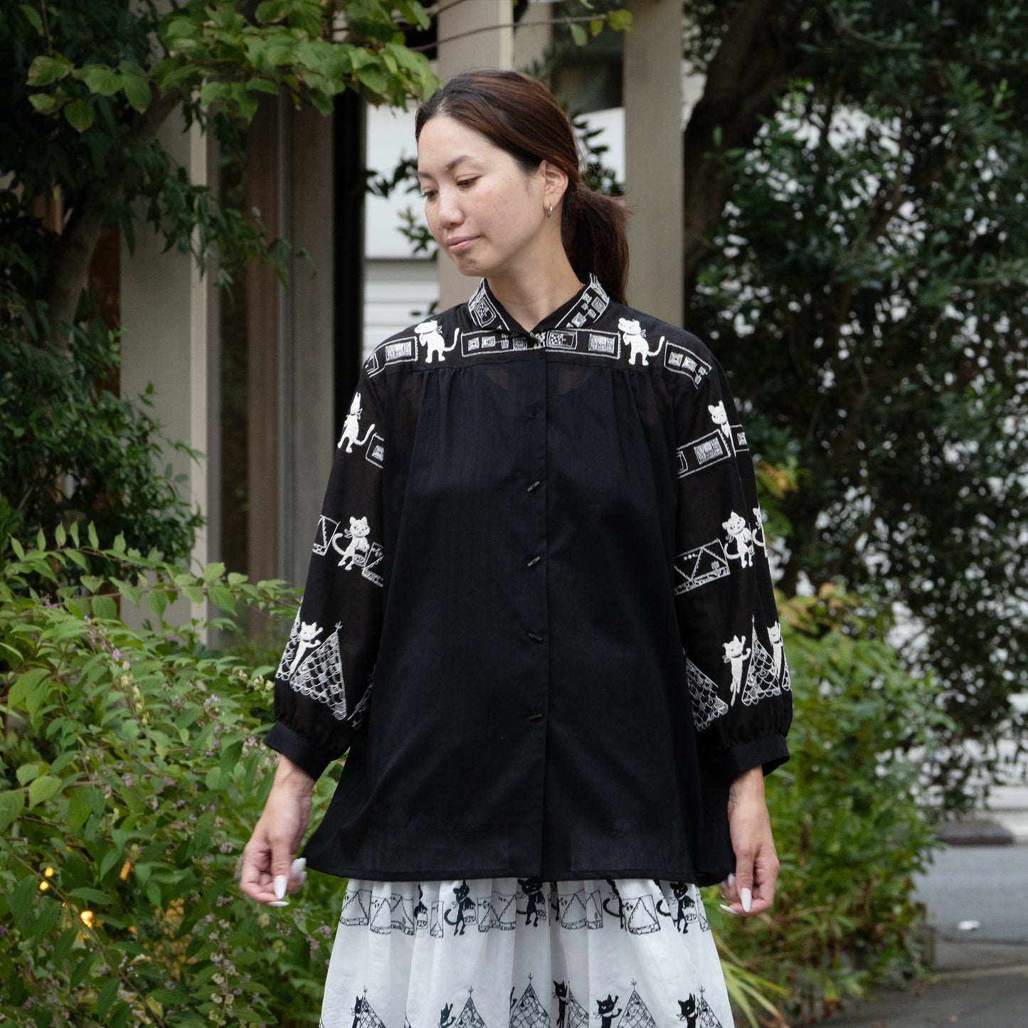 街クロッチレーステープ柄 オーバーブラウス 黒×生成