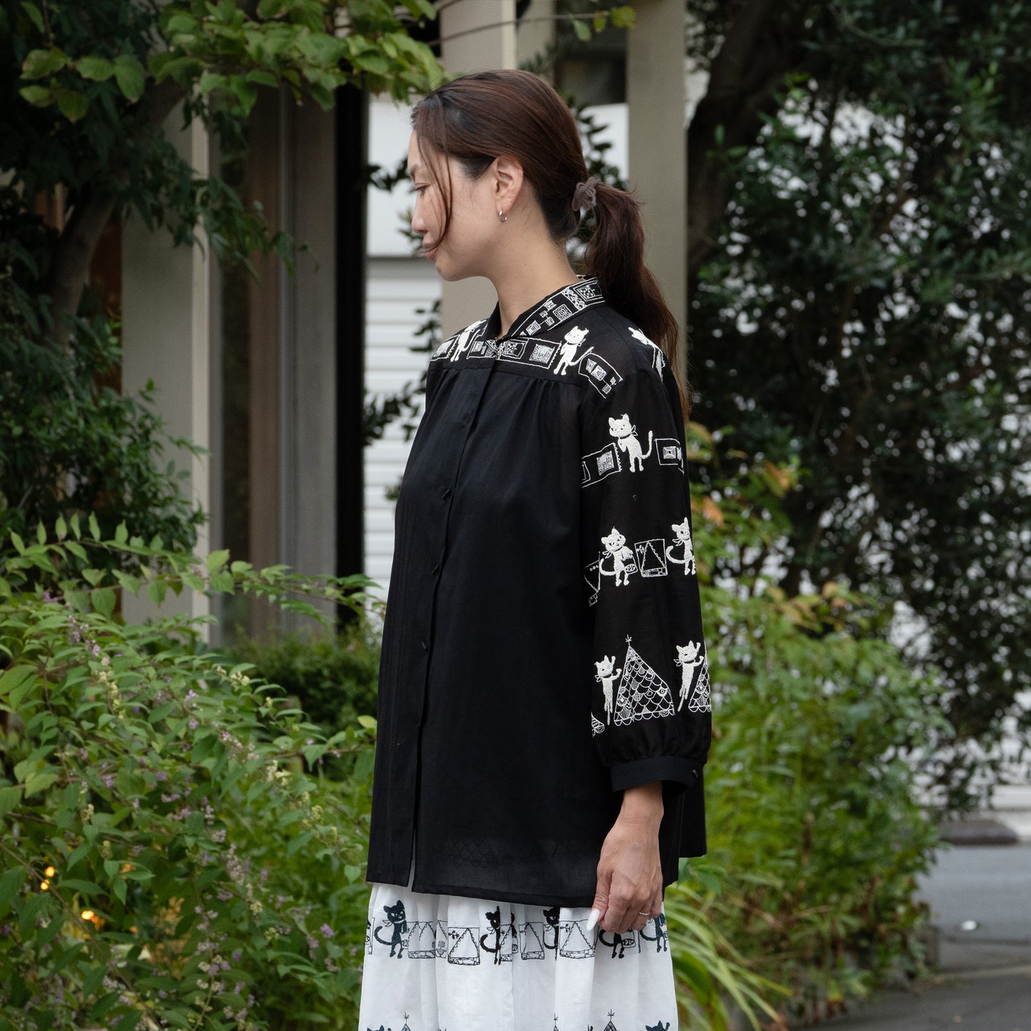 街クロッチレーステープ柄 オーバーブラウス 黒×生成