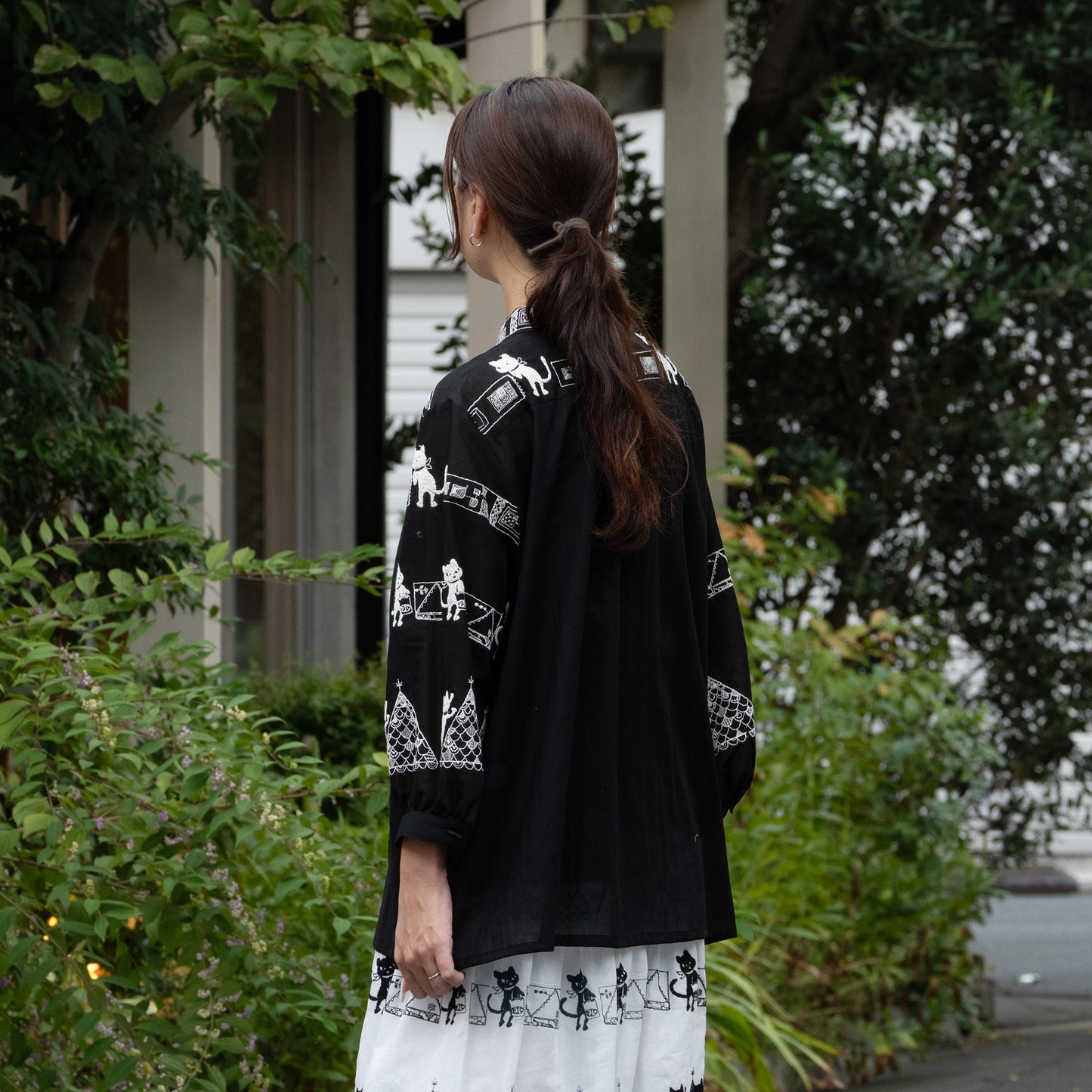 街クロッチレーステープ柄 オーバーブラウス 黒×生成