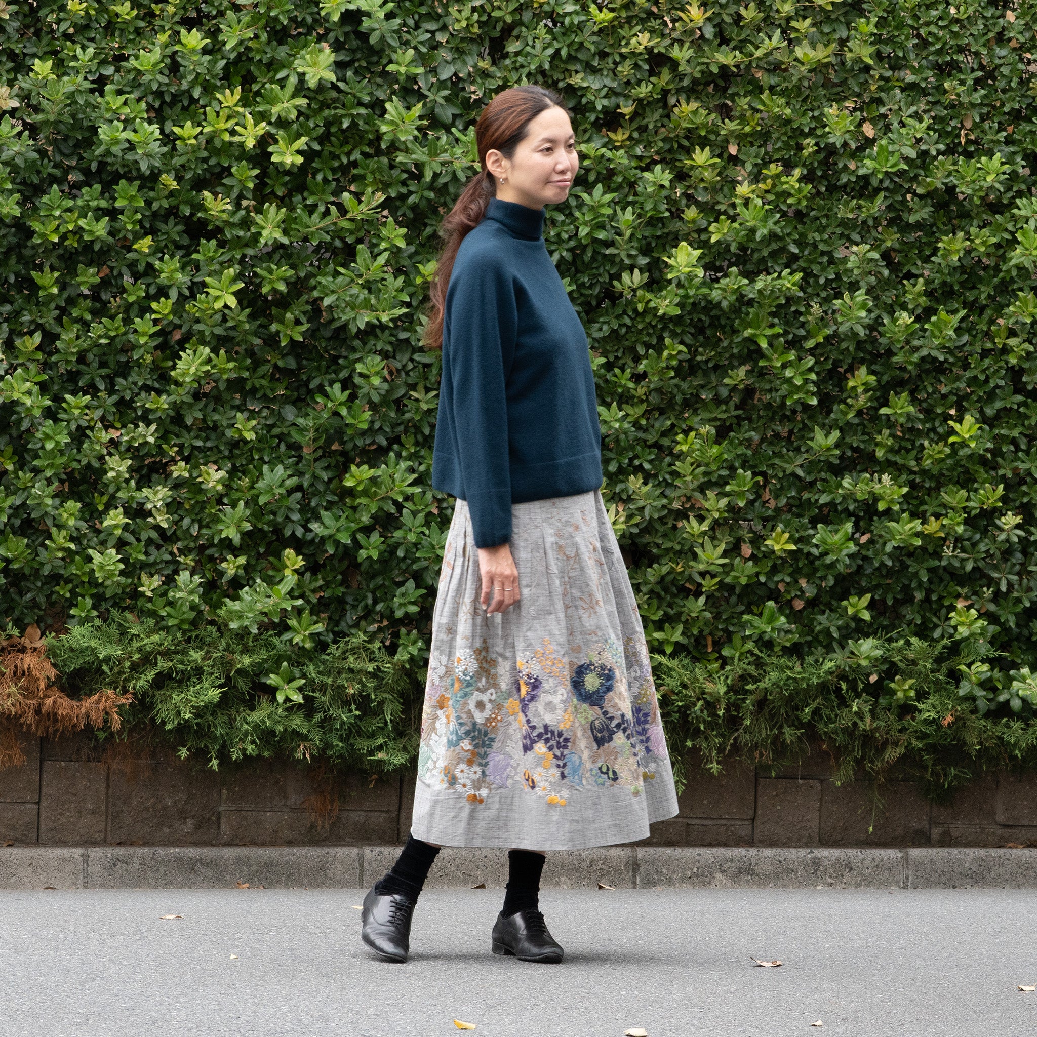 ホールガーメントタートルニット 1ポイント花園刺繍 ネイビー