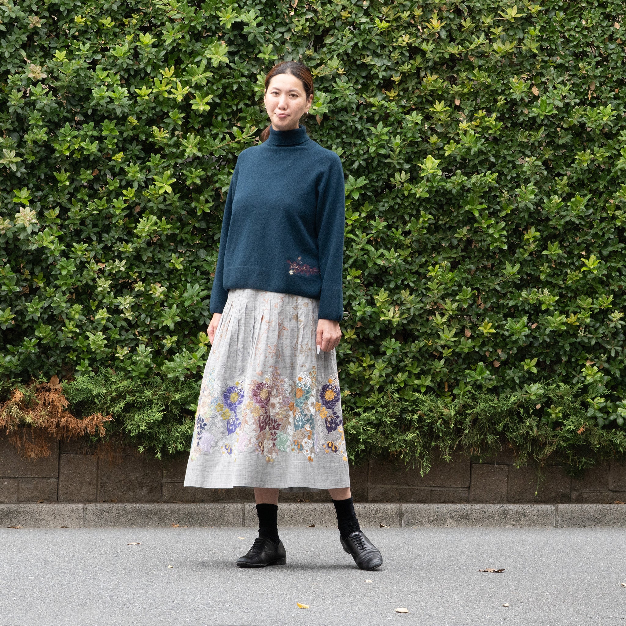 ホールガーメントタートルニット 1ポイント花園刺繍 ネイビー【予約