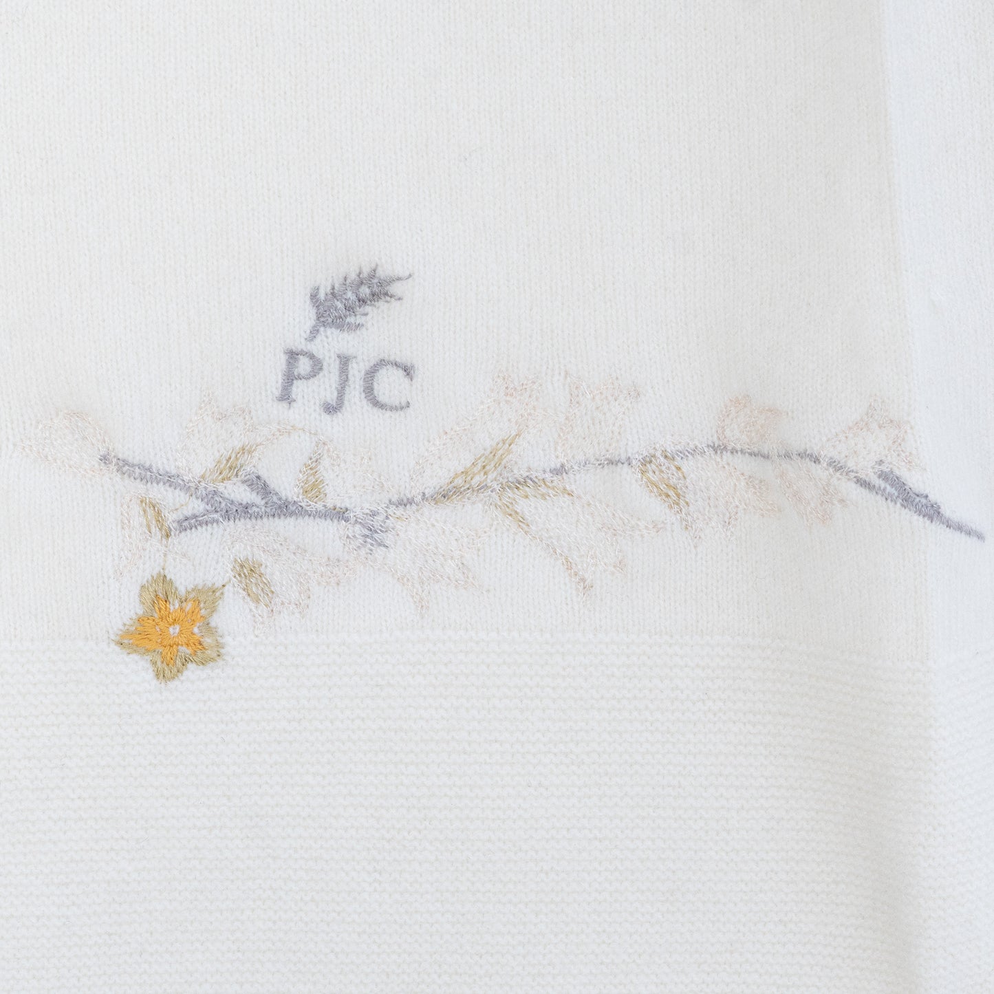 ホールガーメントタートルニット 1ポイント花園刺繍 ホワイト