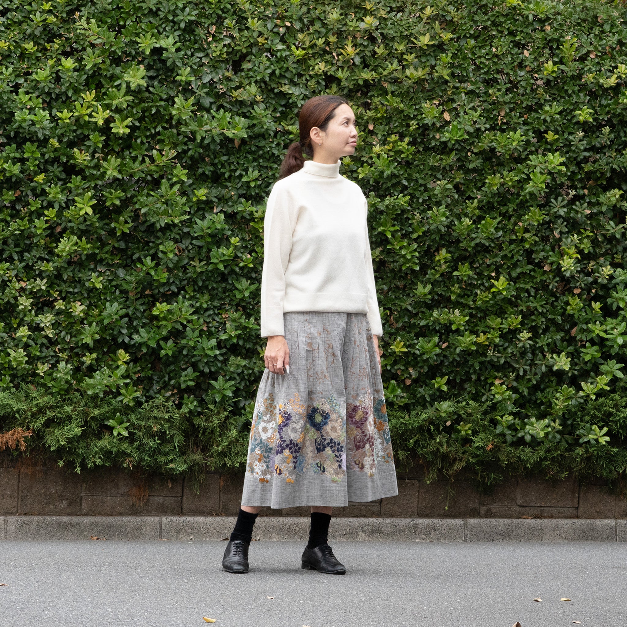 アトリエGG　ホワイトタートルニット PURE】アシンメトリーオフタートルプルオーバー(ニット