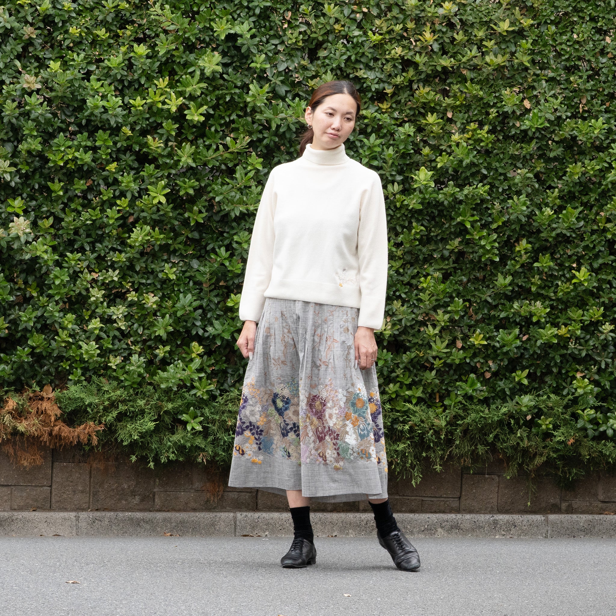 ホールガーメントタートルニット 1ポイント花園刺繍 ホワイト – PJC