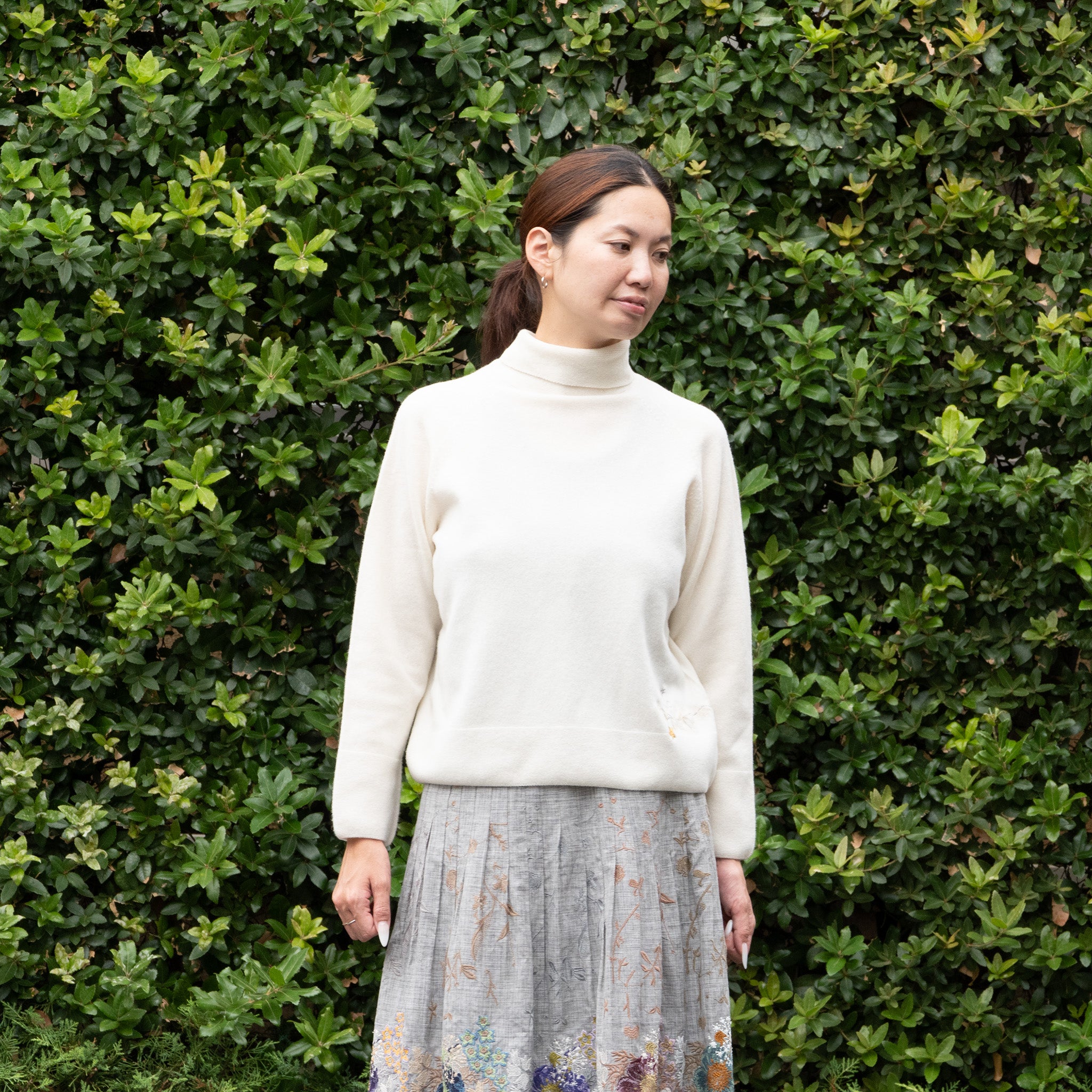 ホールガーメントタートルニット 1ポイント花園刺繍 ホワイト – PJC