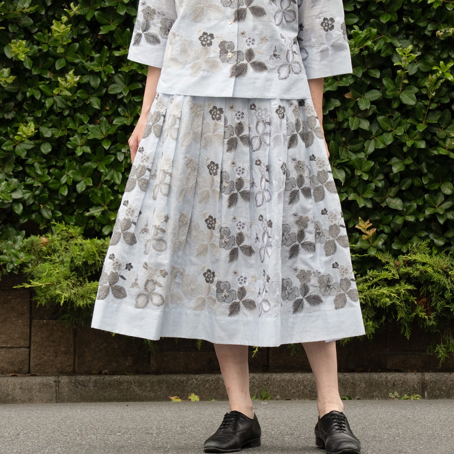 草むらのスミレタックスカート ブルー